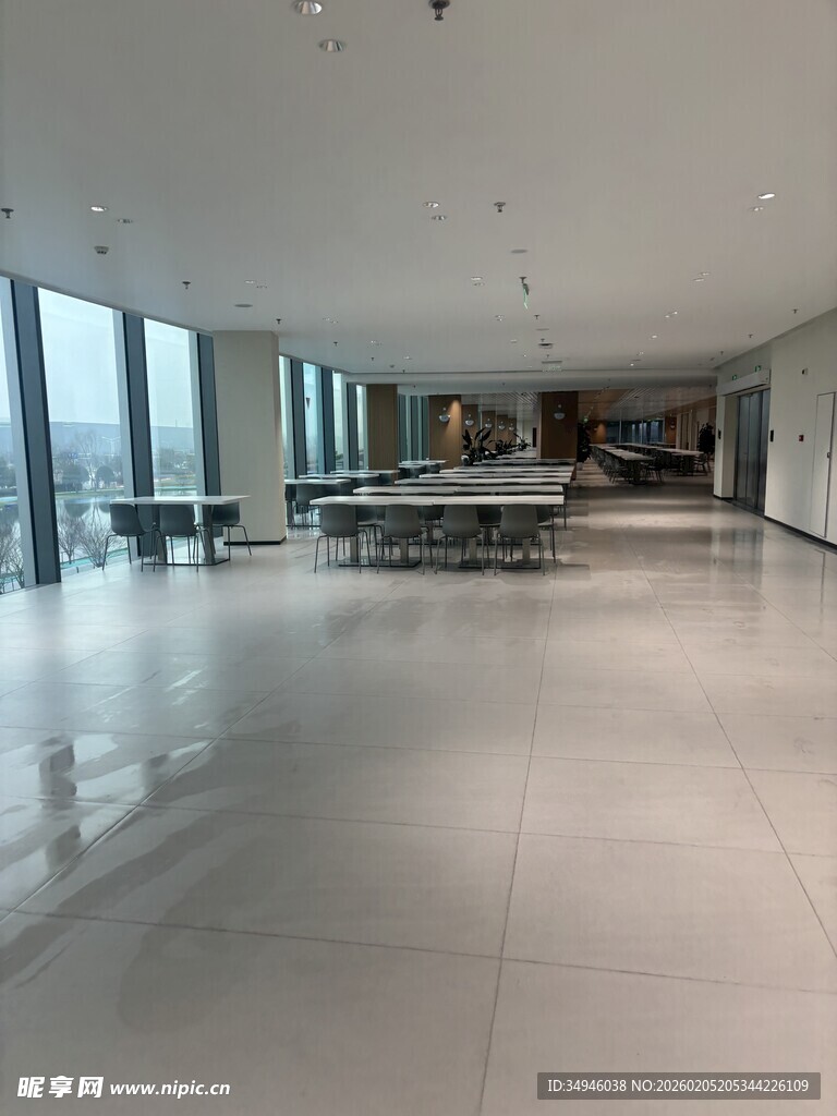 宽敞明亮的现代化室内空间