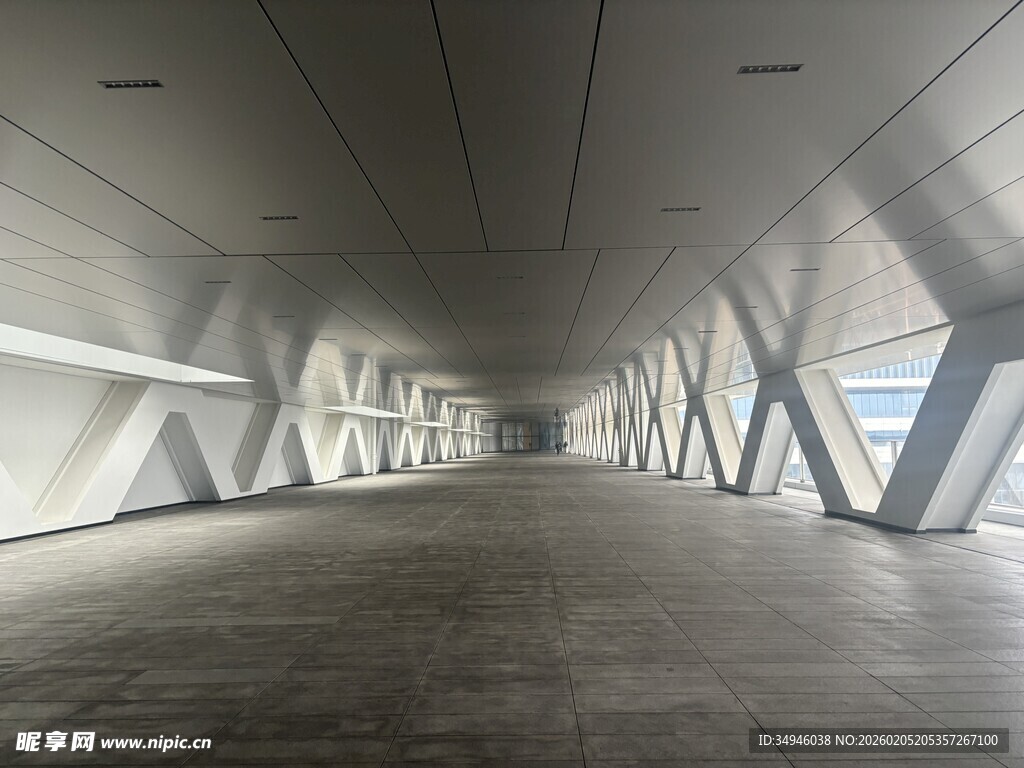 现代风格空旷室内走廊