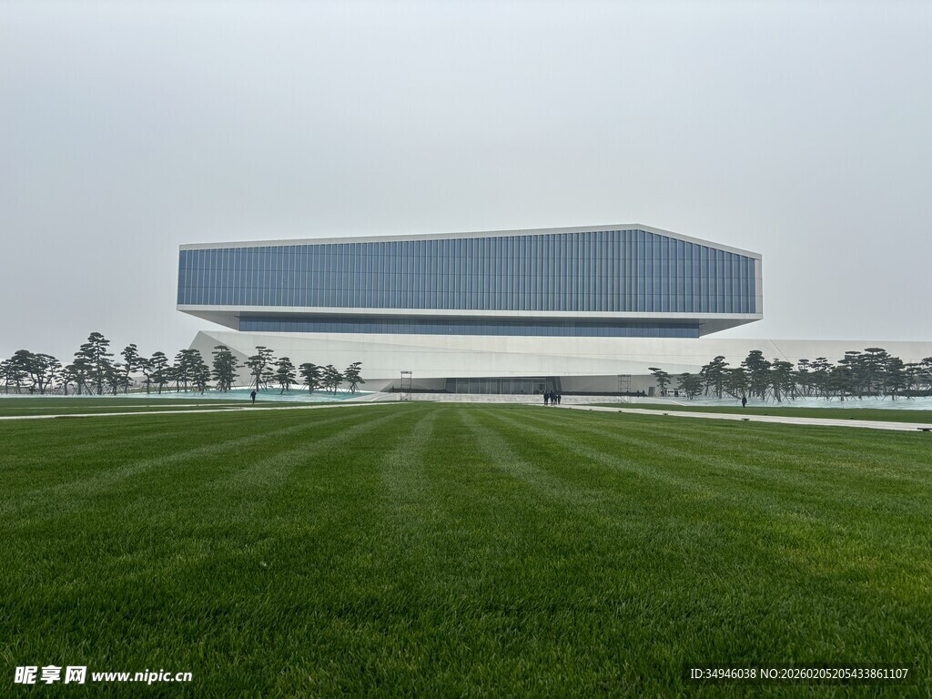 田野上的现代独特建筑