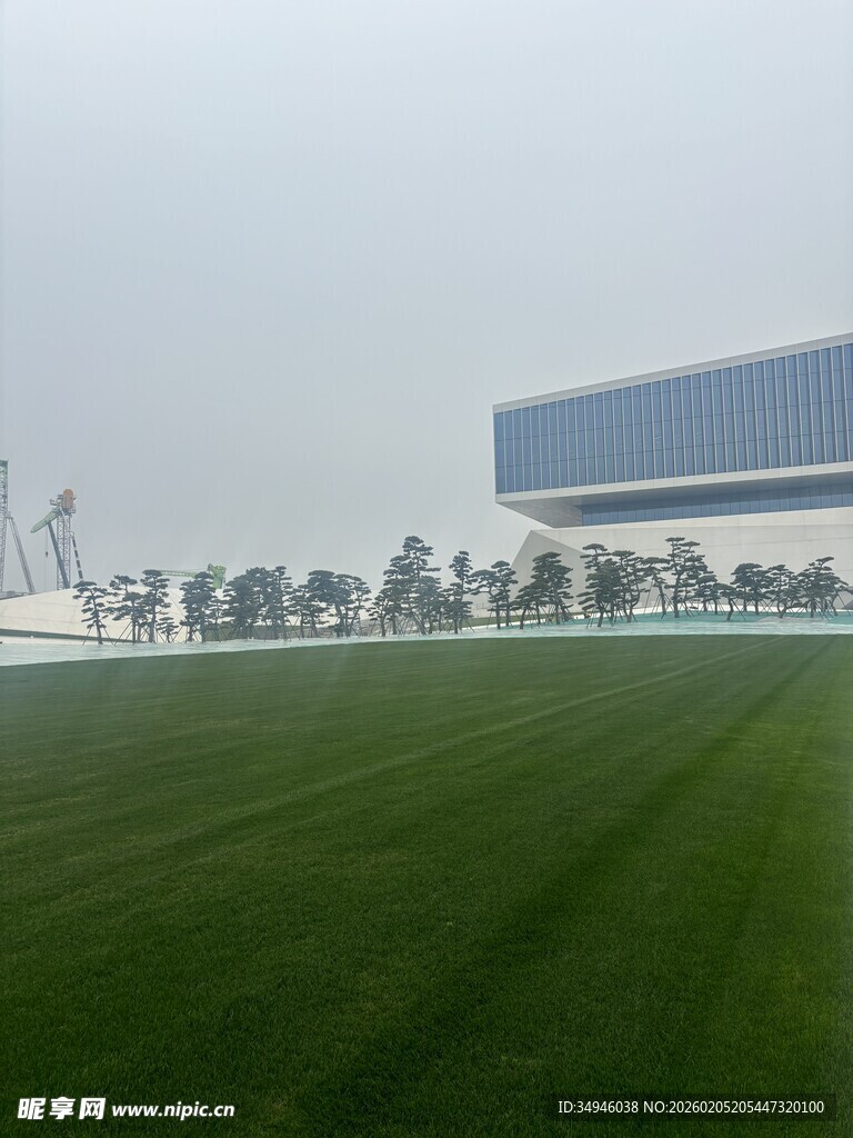 绿色草坪旁的现代建筑