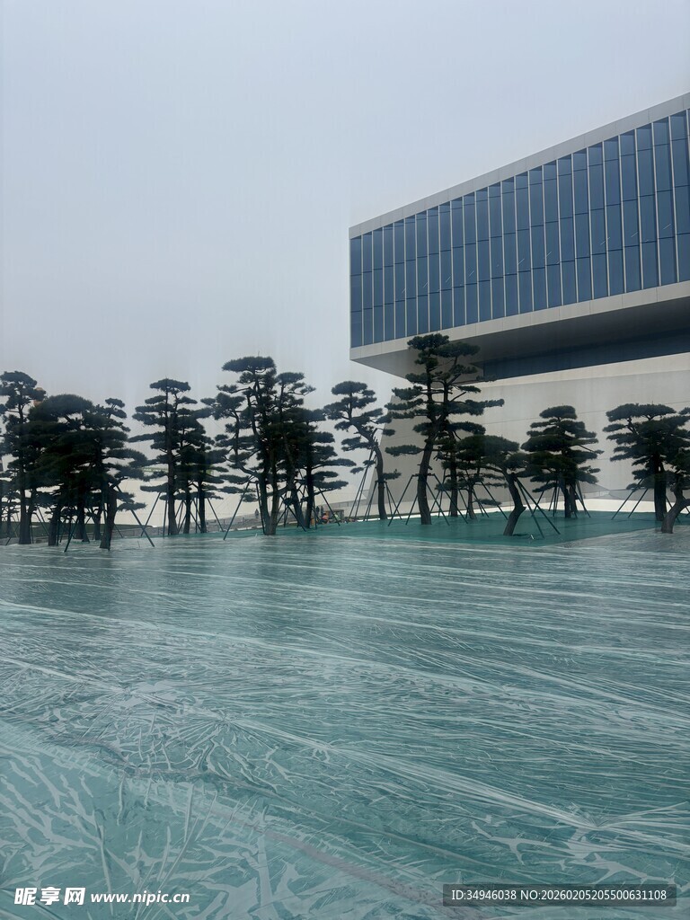 现代建筑前的开阔冰冻湖面