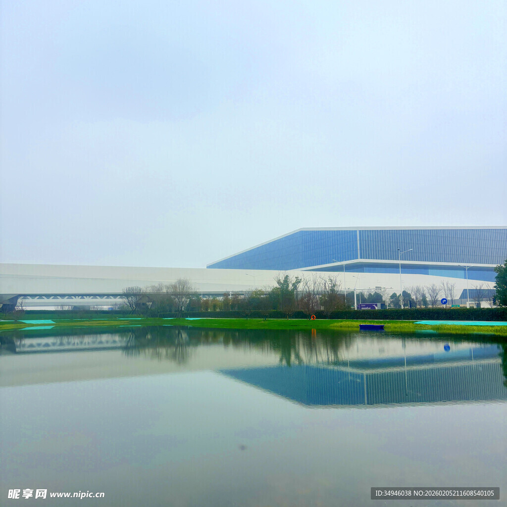 平静湖面与远处建筑倒影