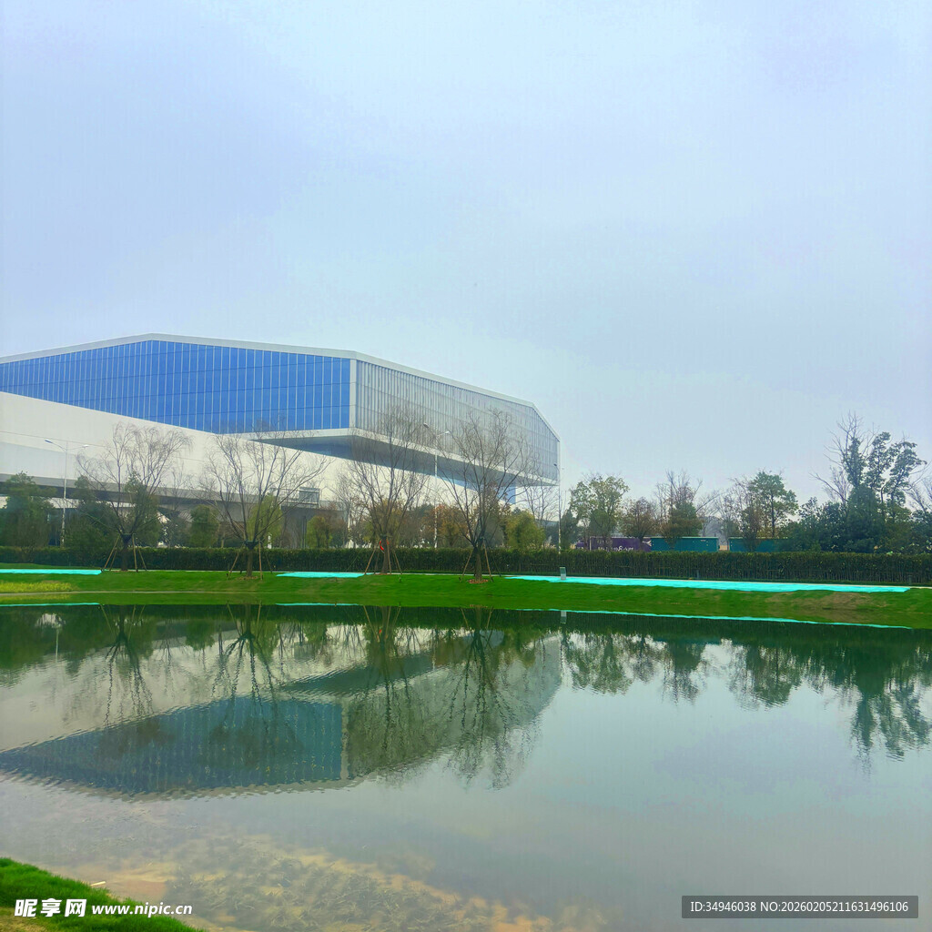 工厂旁宁静湖水倒影景观