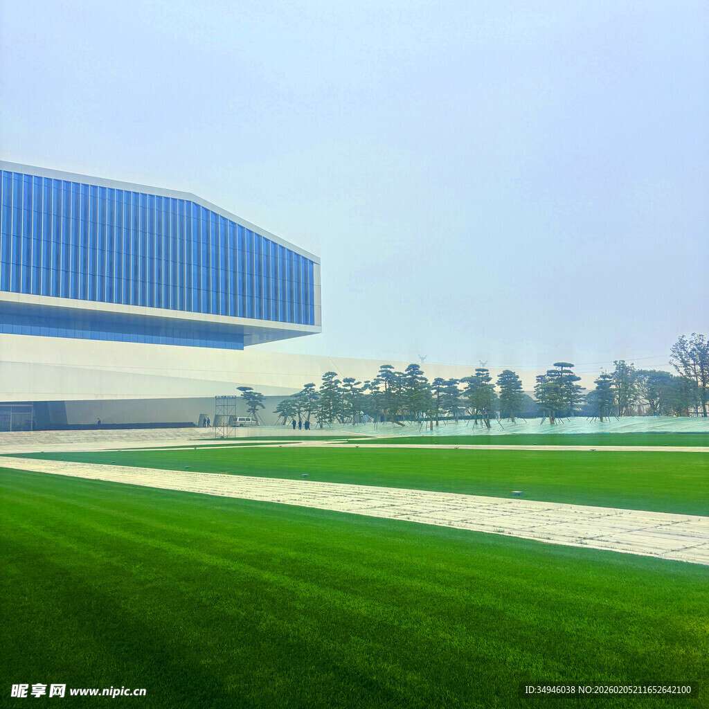 现代建筑与翠绿草坪景观