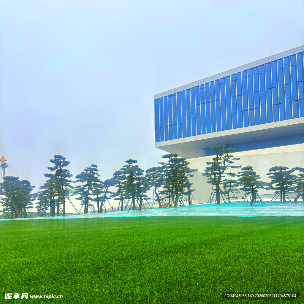 现代建筑旁的绿色草坪