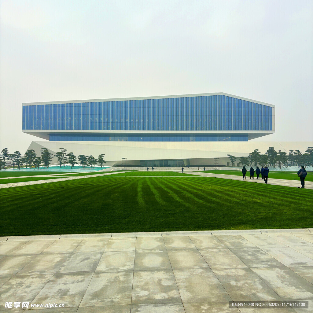 现代风格建筑前的开阔草坪