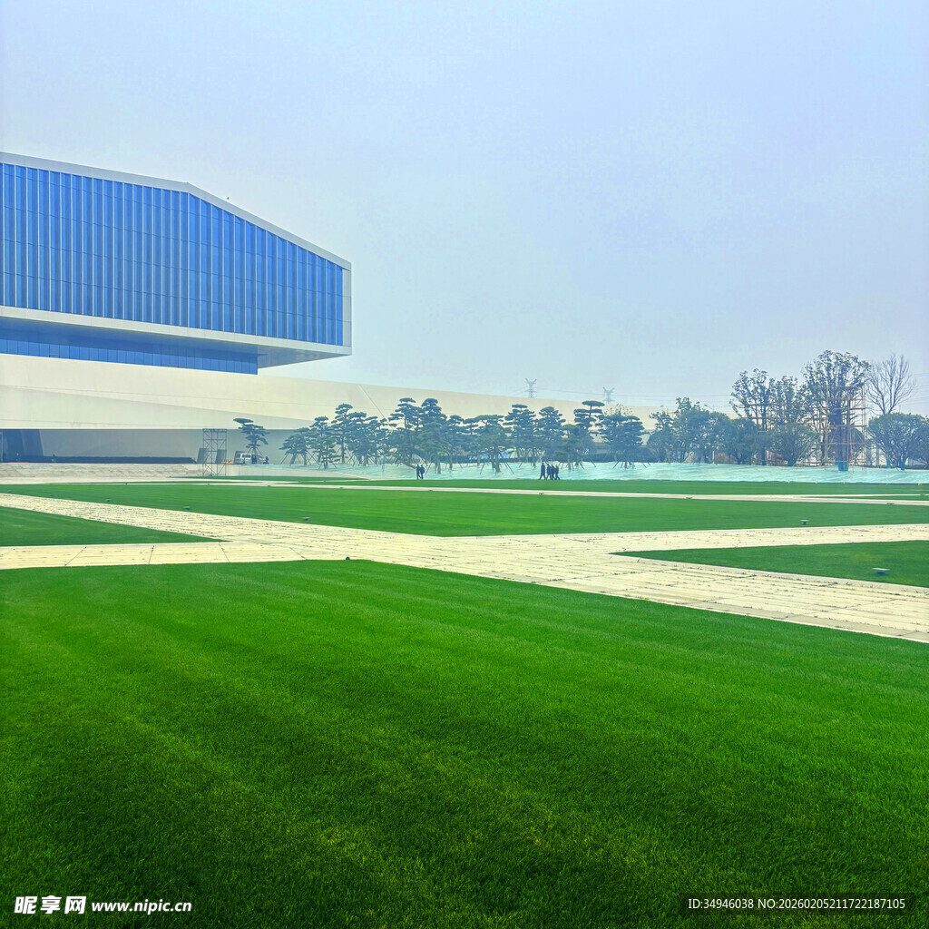 现代建筑旁的翠绿草坪