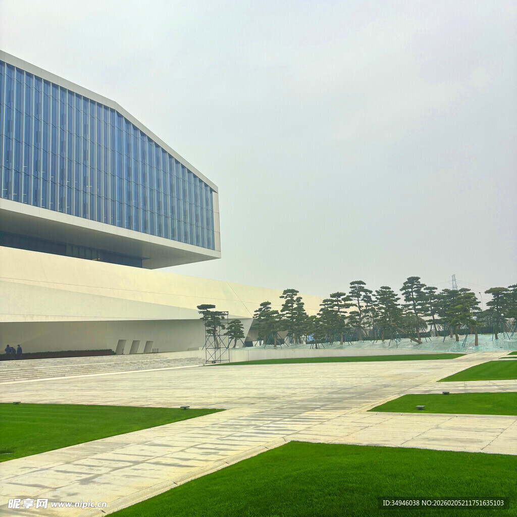 现代建筑前的开阔绿地景观