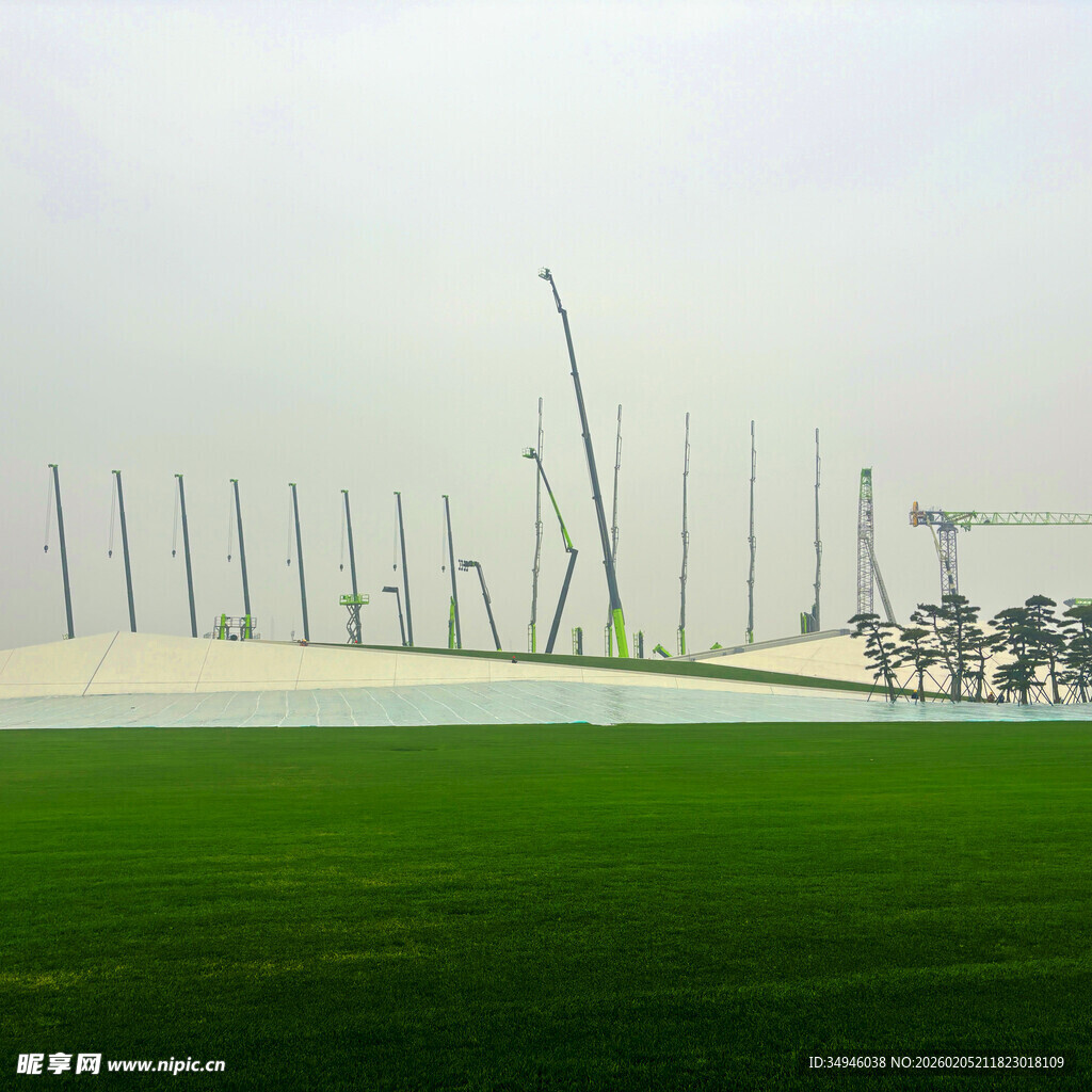 绿茵场上的独特金属景观