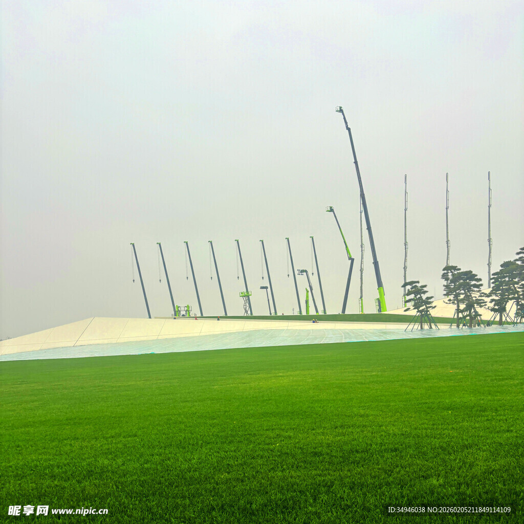 绿茵场上林立的灯杆景观