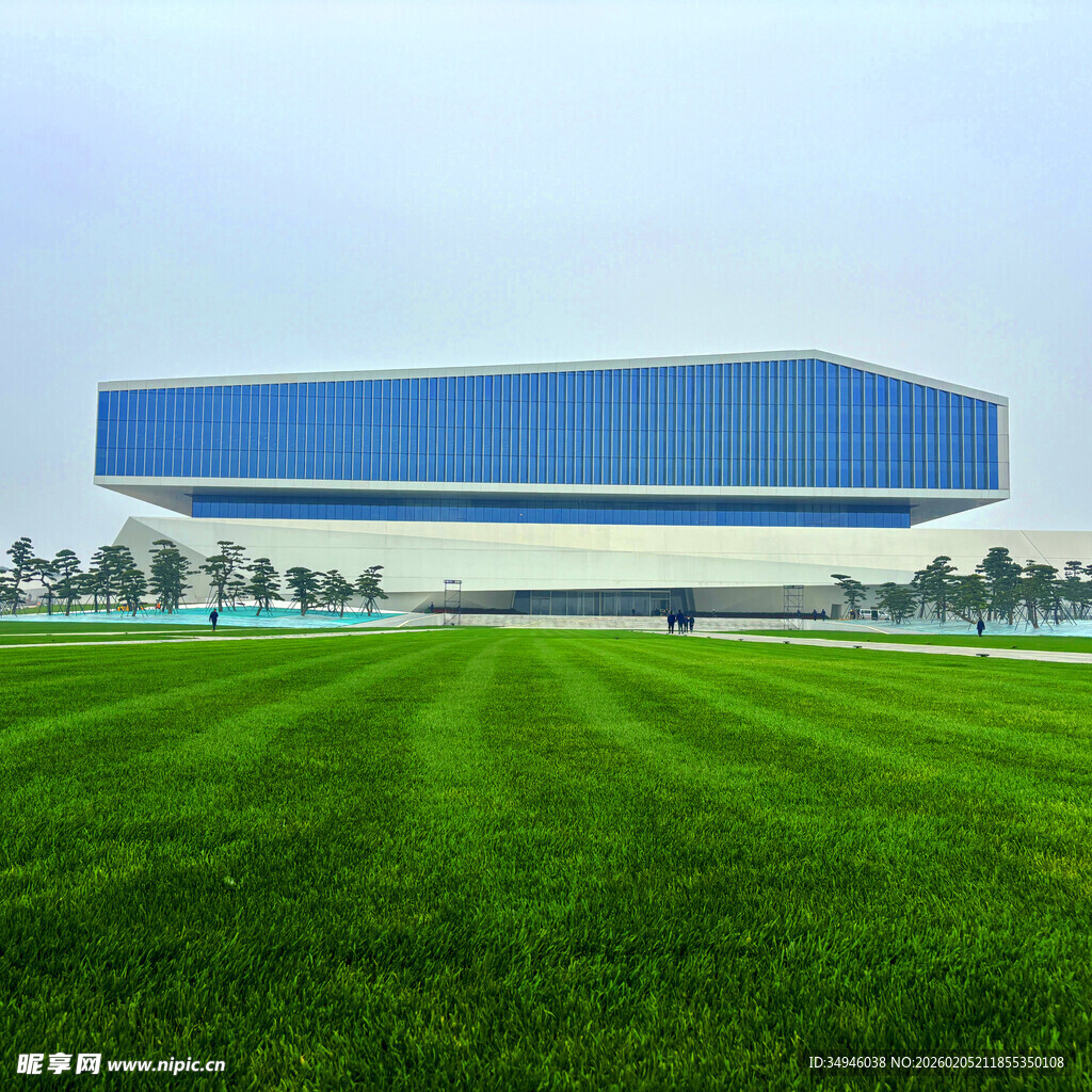 蓝顶建筑前的翠绿草坪