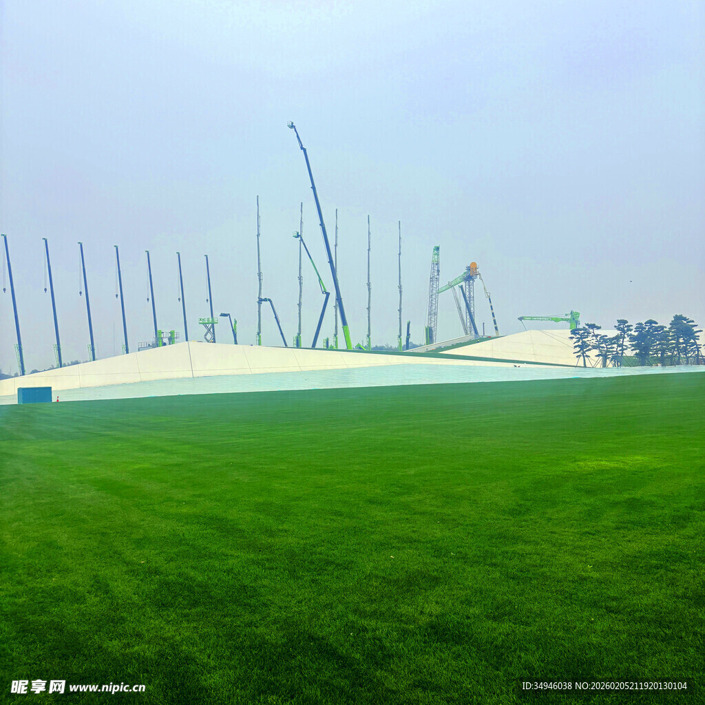 绿茵场地与林立桅杆景观