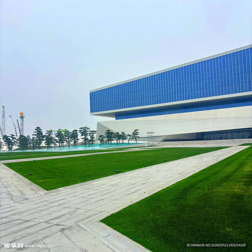 现代建筑与开阔绿地景观