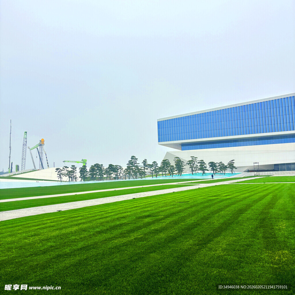 工厂前的翠绿草坪景观