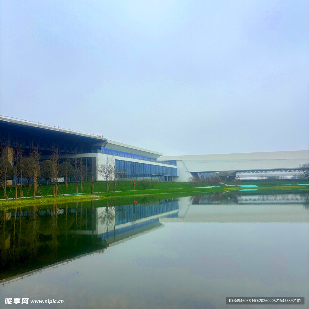 湖畔工厂建筑倒影美景