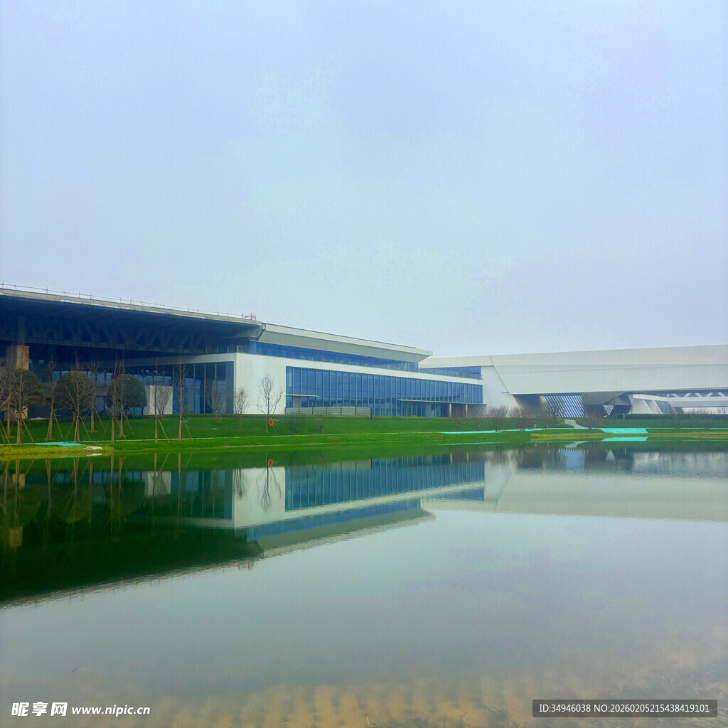 工厂旁平静水面的美丽倒影