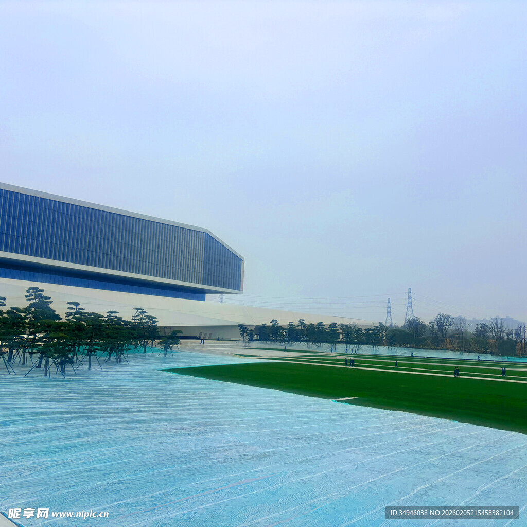 现代建筑前的开阔广场景观