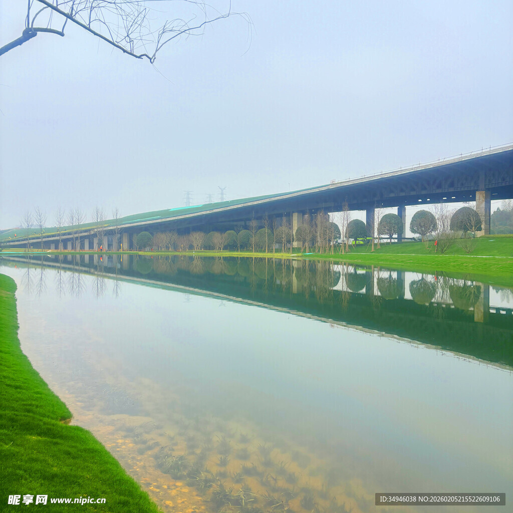 河畔长桥映碧水美景