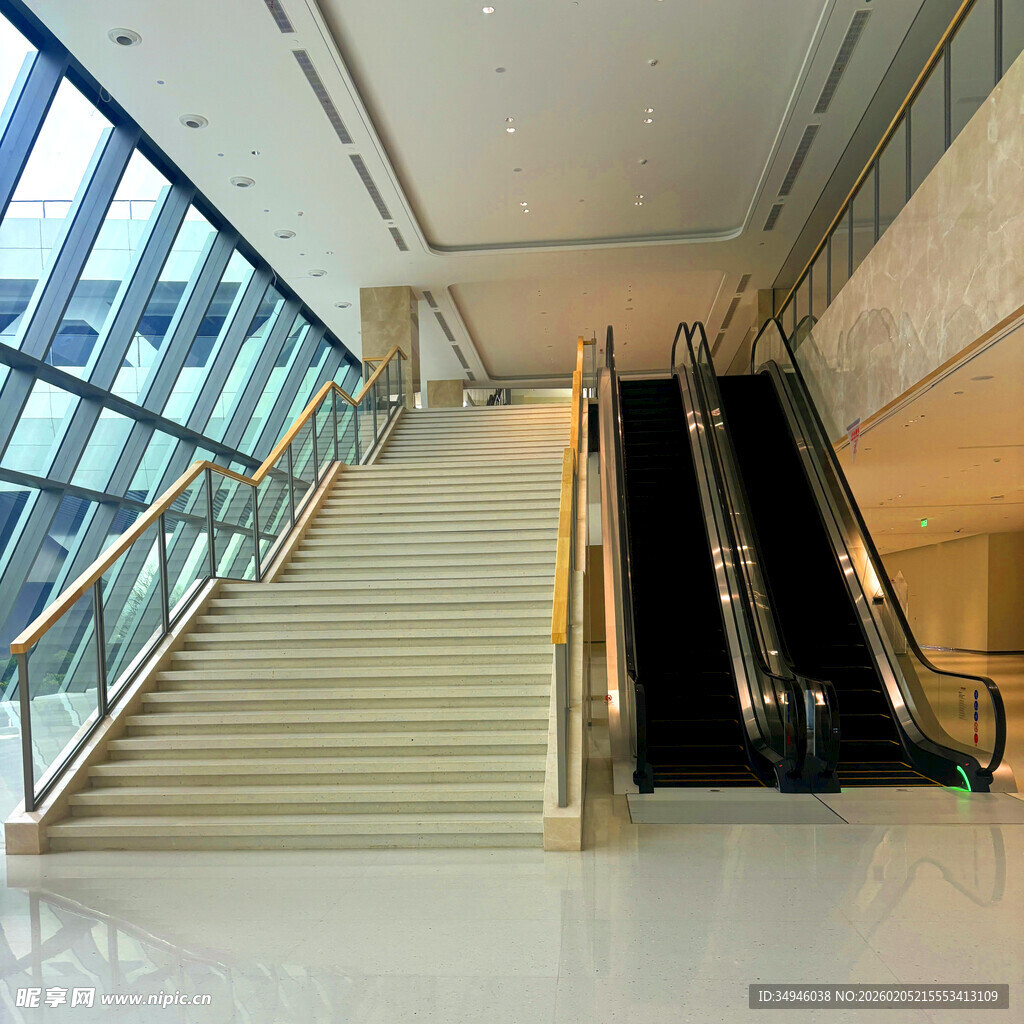 现代建筑内的楼梯与自动扶梯
