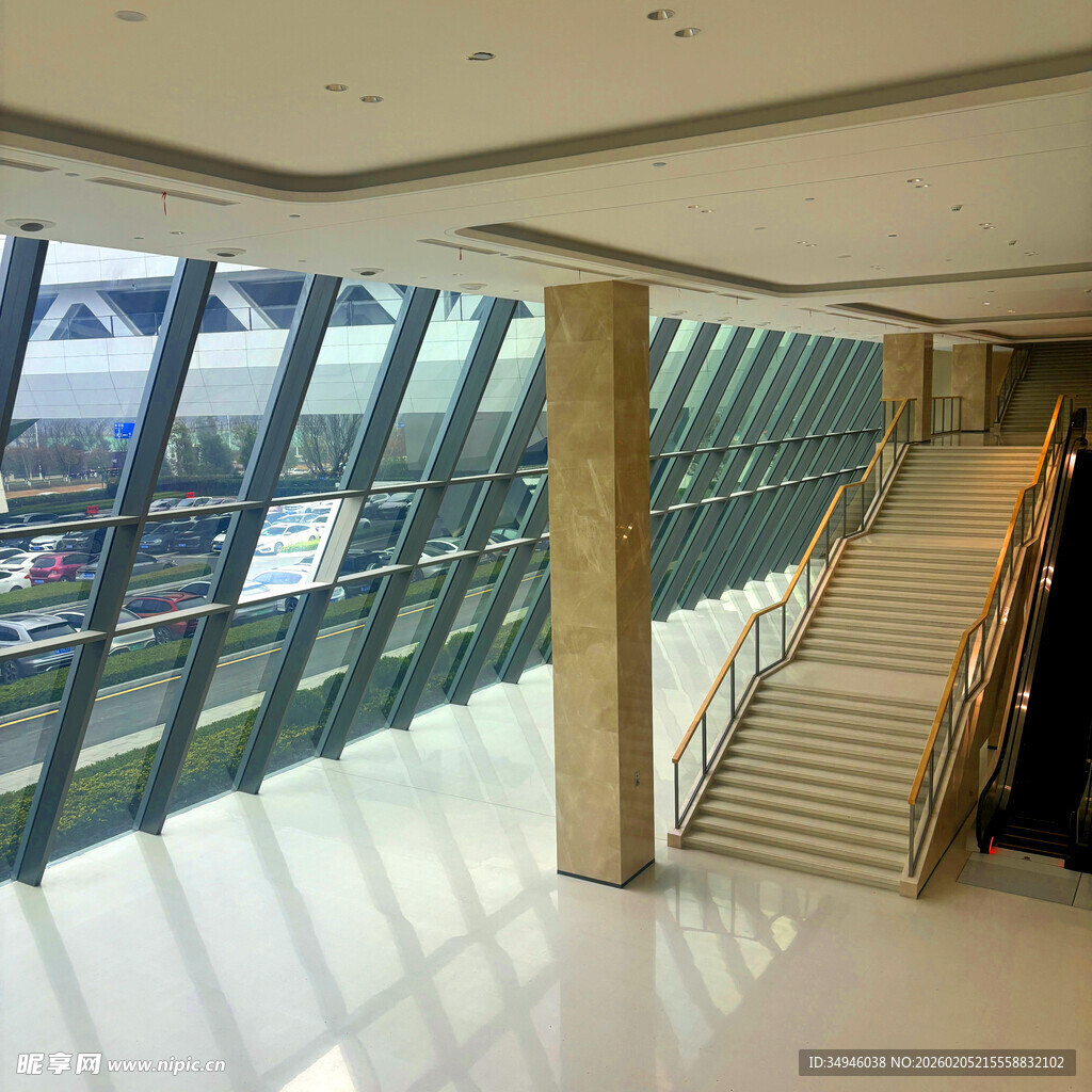 现代宽敞的玻璃建筑内景