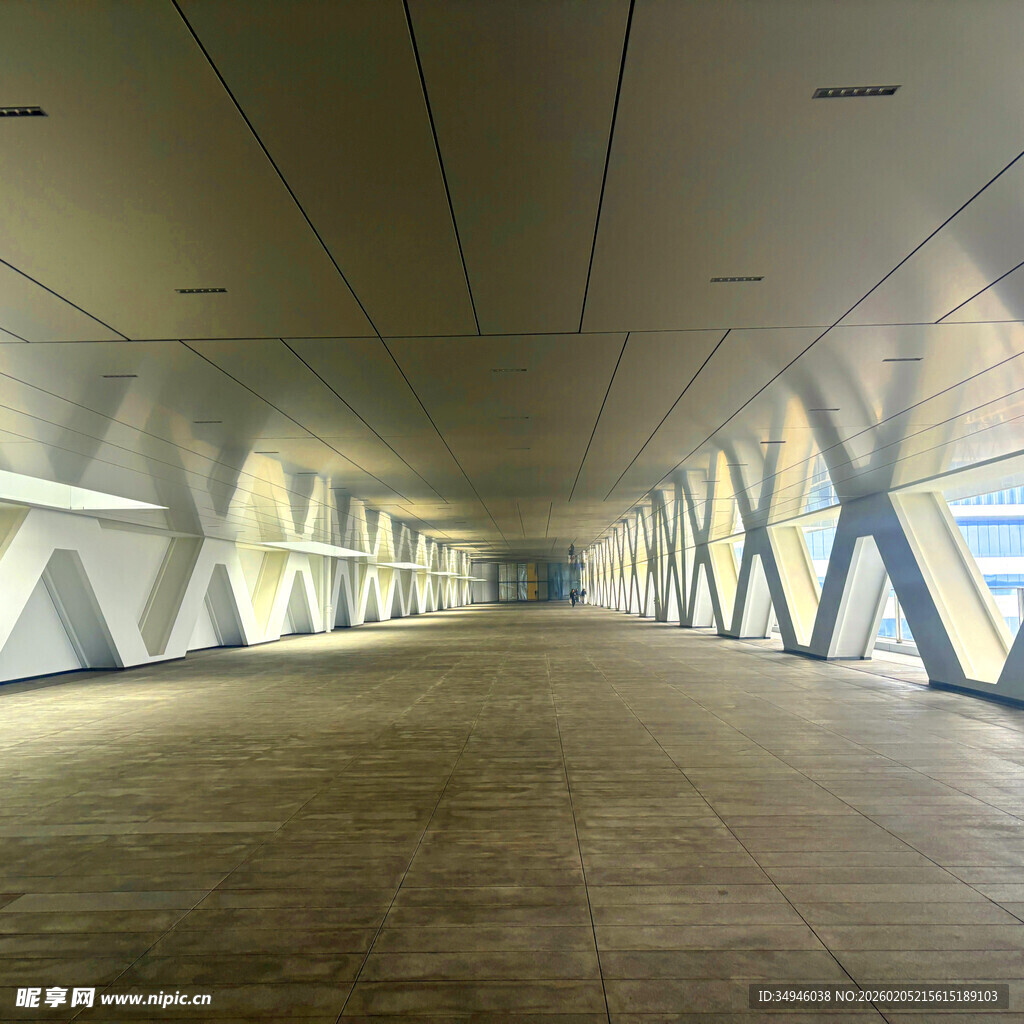 现代风格的空旷室内走廊