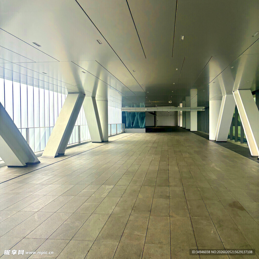 宽敞明亮的现代化室内空间