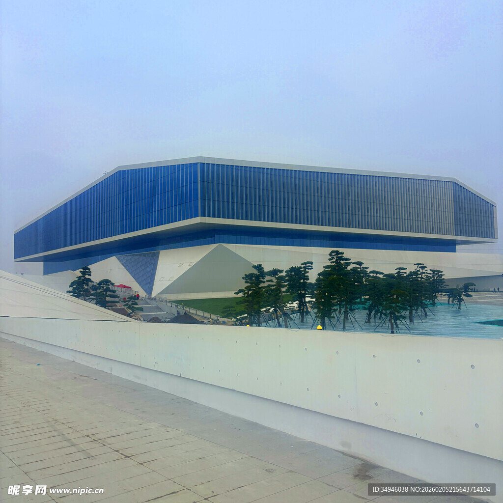 现代风格蓝白建筑外观