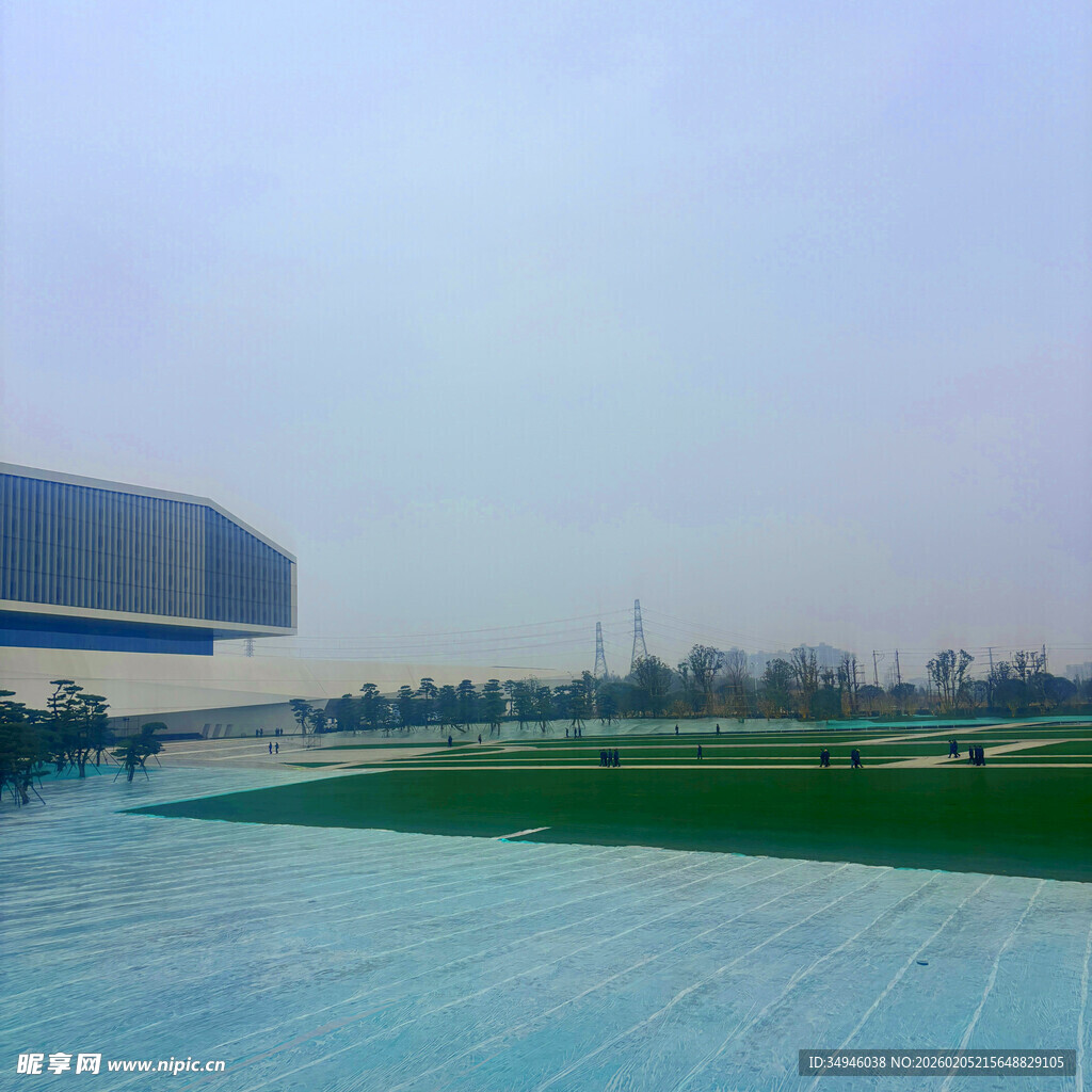 现代建筑旁的开阔景观