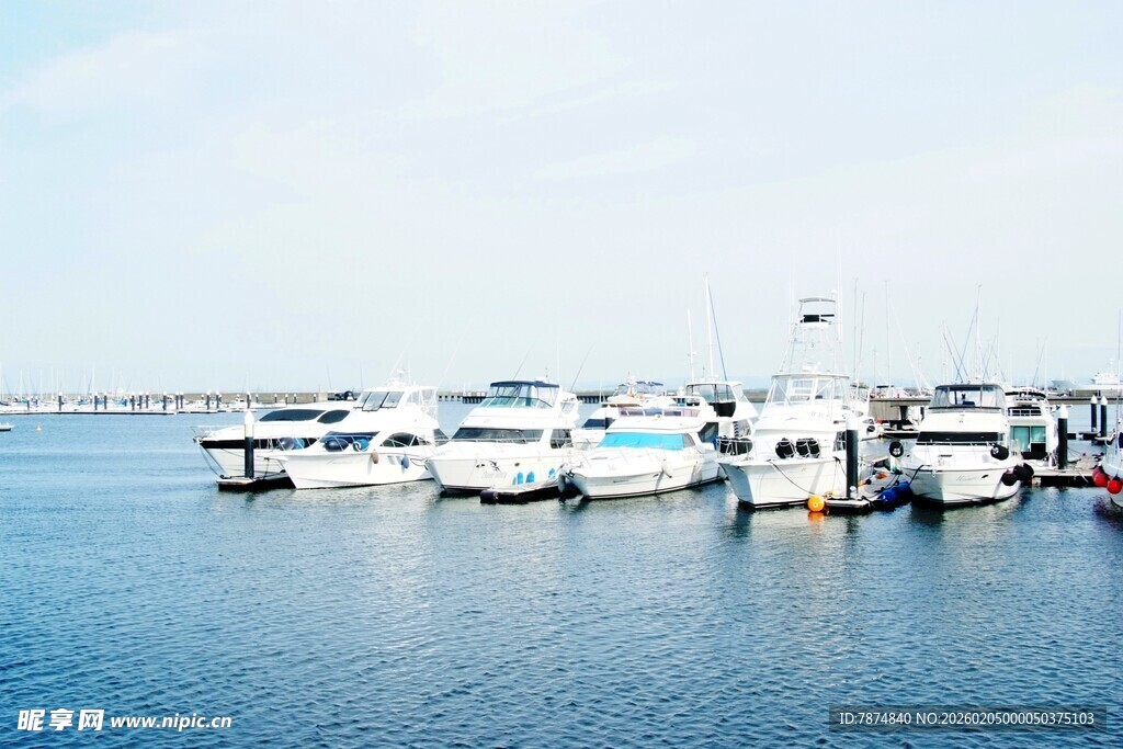 日本宁静港湾中的停泊船只