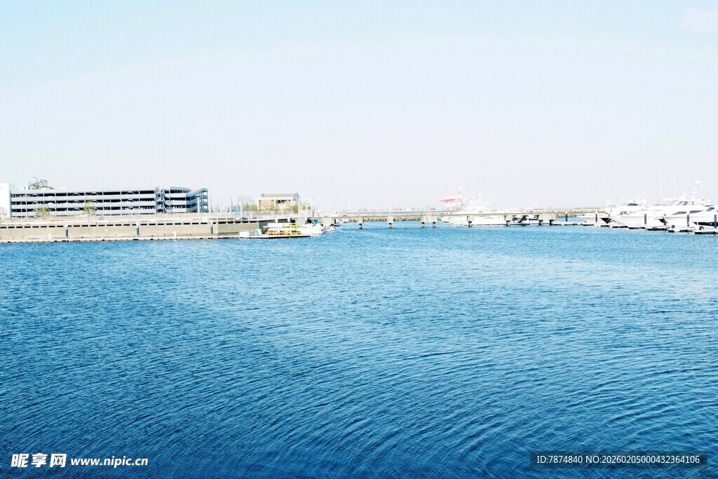 日本蓝色海面与远处建筑景观