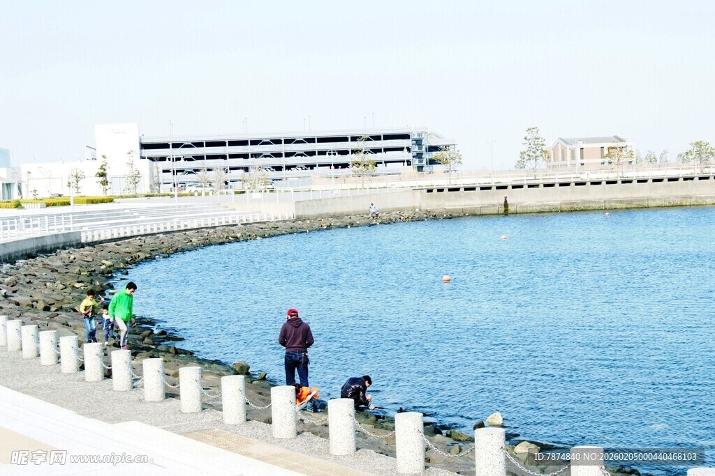 日本海边护栏旁的垂钓者