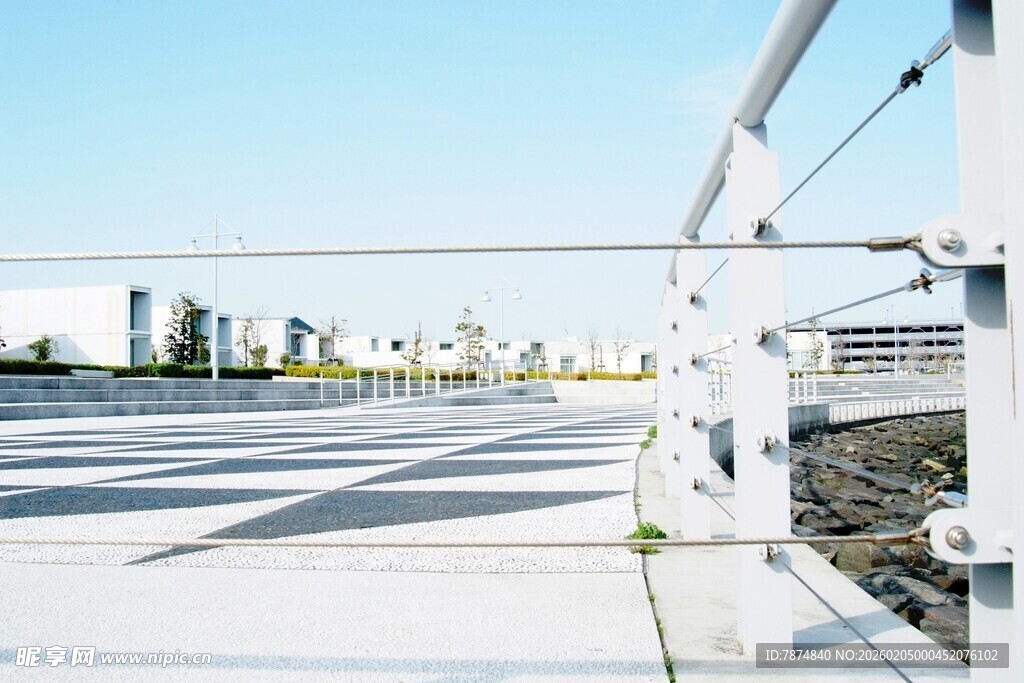 日本户外空旷场地的金属围栏