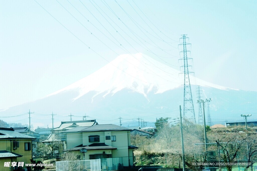 日本富士山下的城镇风景