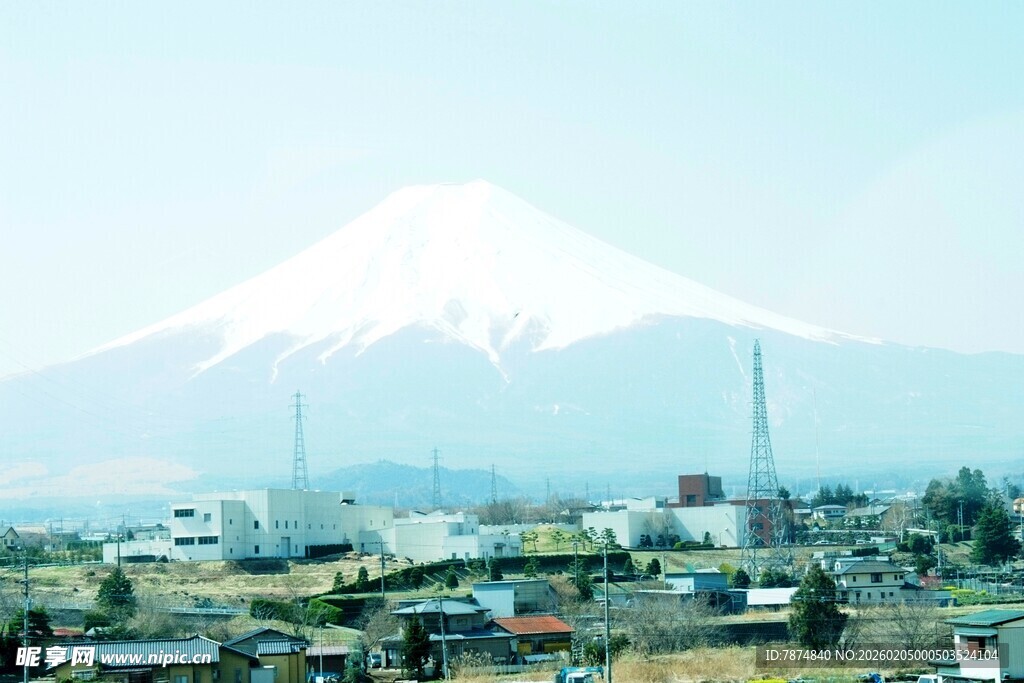 日本富士山下的城市景观
