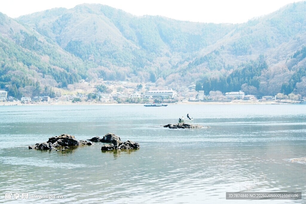 日本山水间的静谧水上风光