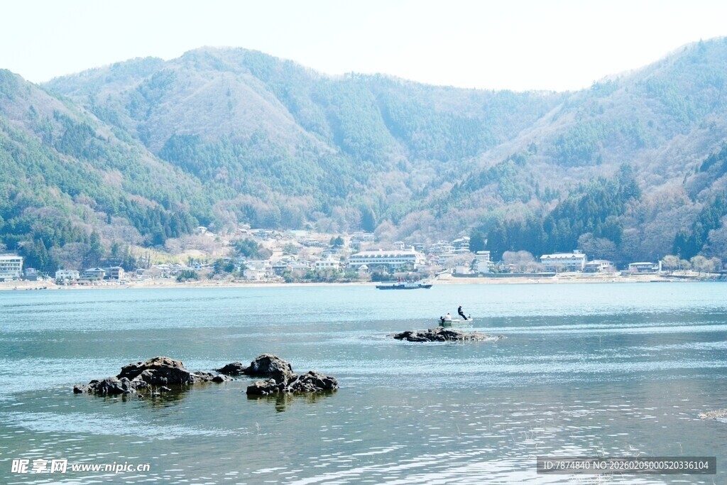 日本宁静山水间的悠然小船景