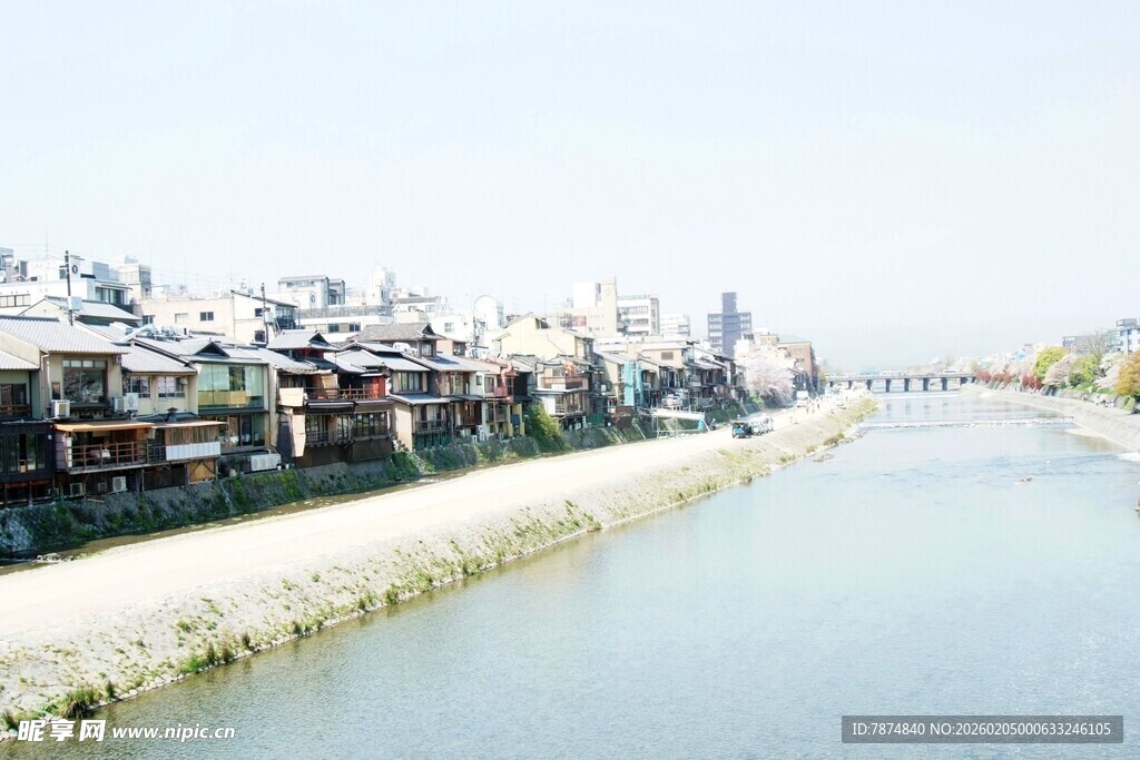 日本河畔船只停靠景象