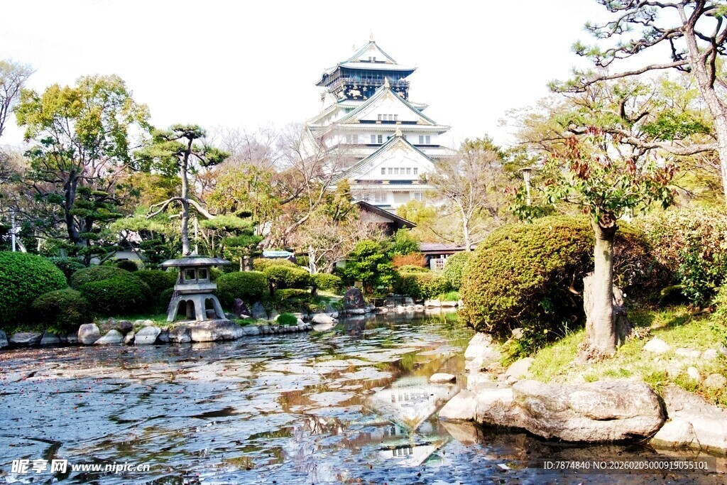 日本日本园林中的古朴塔楼