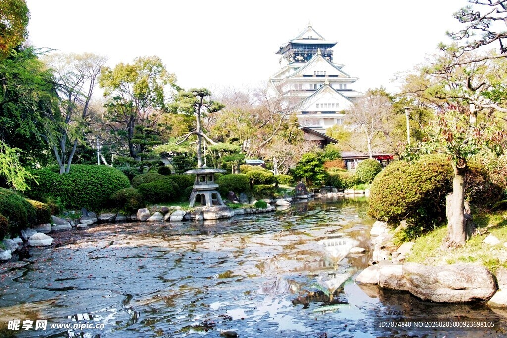 日本日式园林中的潺潺溪流