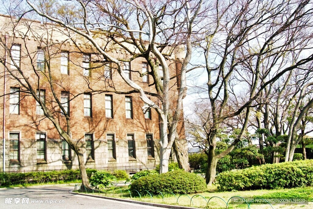 日本红砖建筑旁的绿植景观