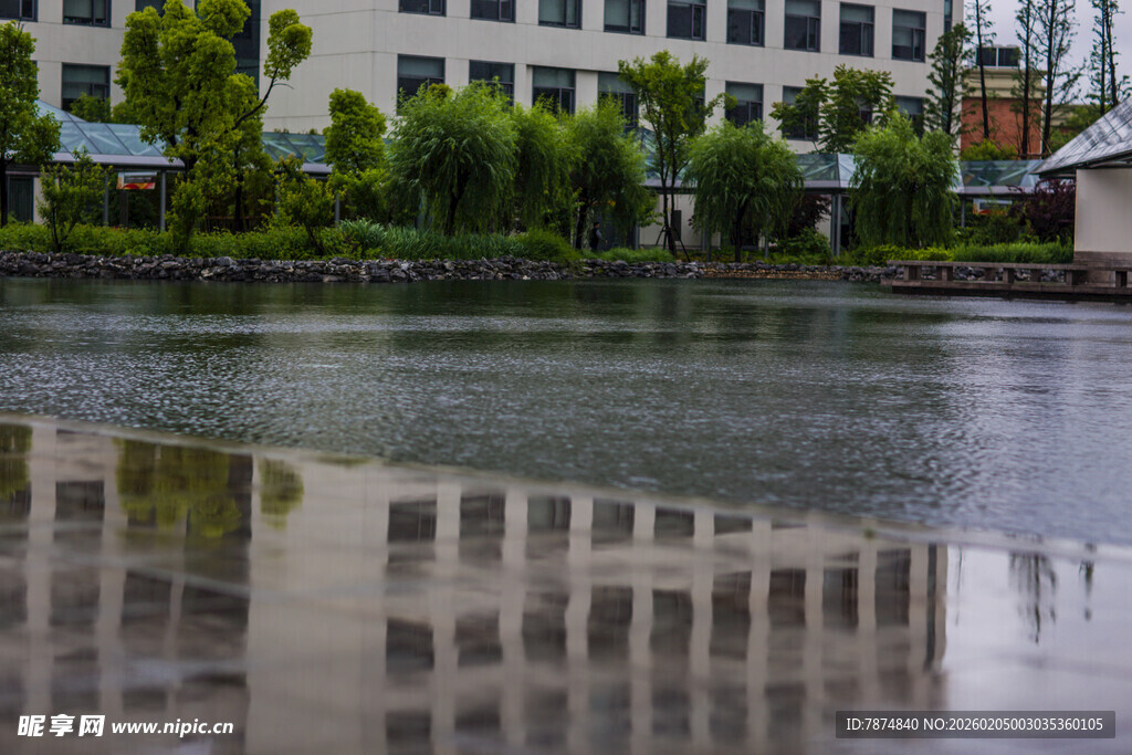 校园雨后城市水景倒映建筑