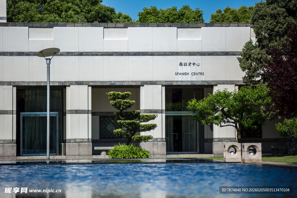 校园现代建筑旁的清澈泳池