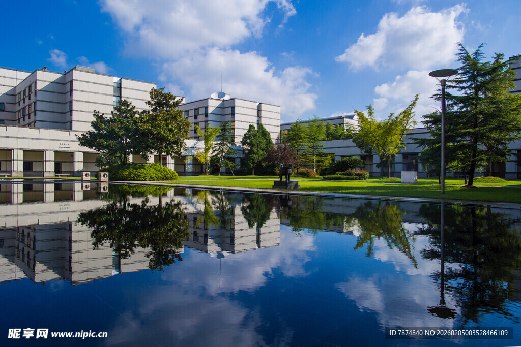 校园城市湖畔美景