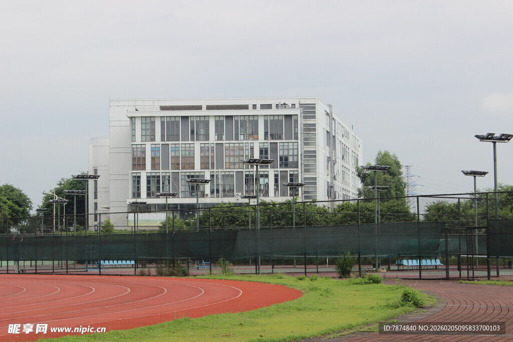 广医校园操场旁的现代建筑