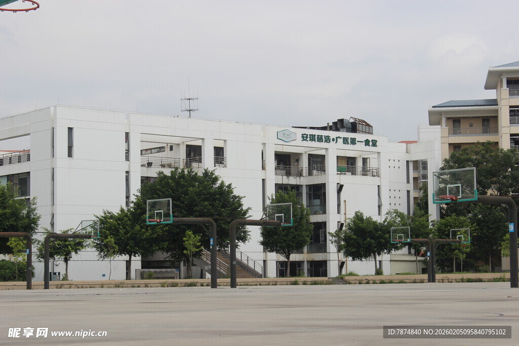 广医白色建筑前的开阔广场