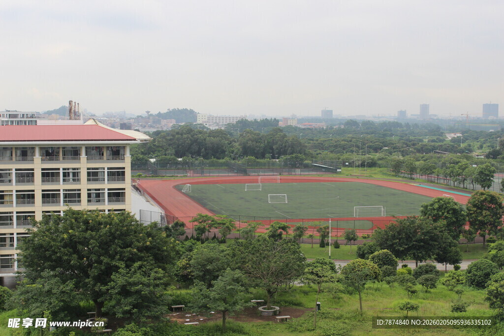 广医校园操场及教学楼景观
