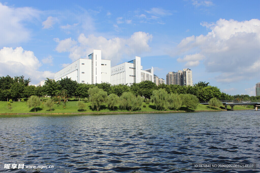 广医湖畔高楼与葱郁绿植景观