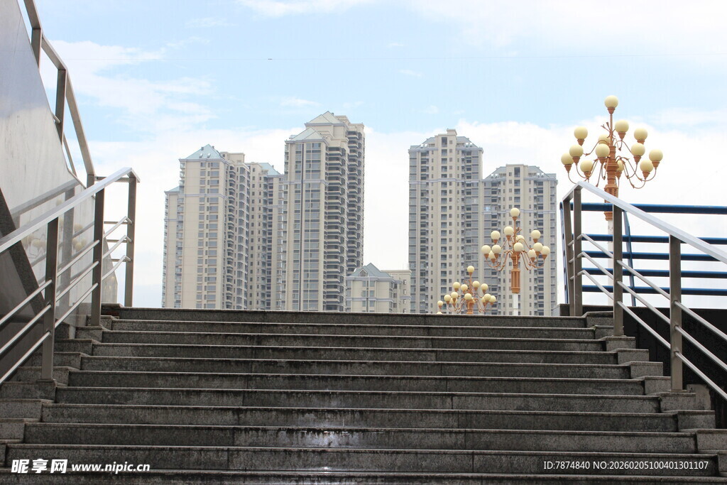 广医城市阶梯与远处高楼景观
