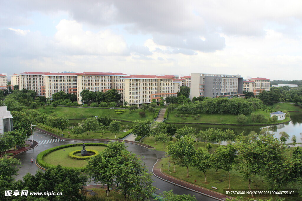 广医湖畔绿树环绕的建筑群