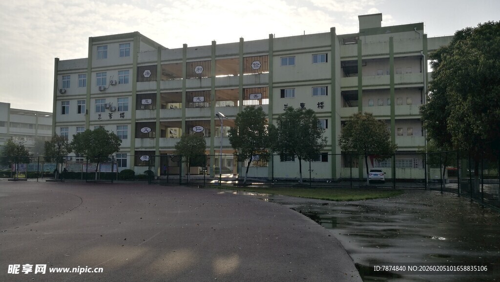 老旧居民楼前的空旷场地